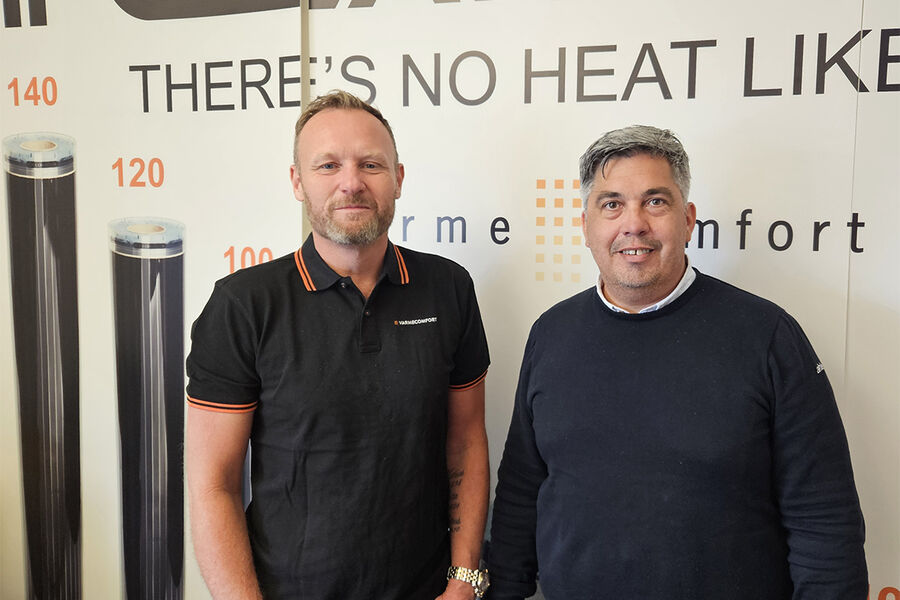 – Våre elektrovarmeprodukter har blitt en viktig del av Ahlsells varesortiment i grossistens butikker over hele Norge, sier daglig leder Lars Ruud (tv). Markedssjef Elektro Bjørn Richard Hansen hos Ahlsell er enig i dette (th).