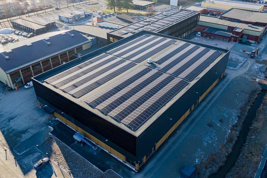 Det nye solcelleanlegget på Verdal videregående skole fører til at skolen selv produserer halvparten av energien de rehabiliterte delene av skolen trenger. Foto: Håvard Zeiner, Trøndelag fylkeskommune.