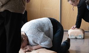 To personer øver på hjerte- og lungeredning, en på hjertekompresjoner og en på innblåsning.