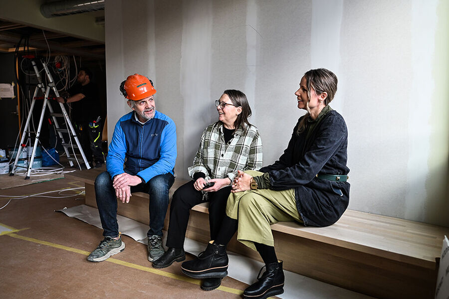 På bildet ser vi fra venstre, styreleder i Bradbenken 10-12 og sivilingeniør, Atle Sundal, gruppeleder for LINK Arkitektur i Bergen, Anne R. Bøthun og interiørarkitekt hos LINK Arkitektur, Inghild Dyrnes.