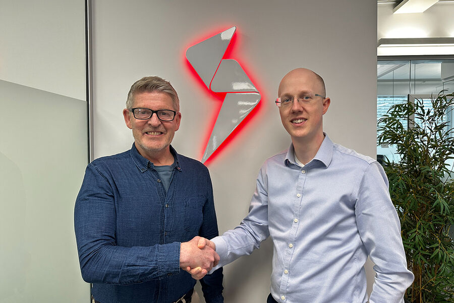 Tom Andersen til venstre har overlatt topplederstillingen i Lefdal Installasjon til Marius Gløersen for å sikre kontinuitet i selskapet, men vil fortsatt ha en fremtredende rolle som forretningsutvikler og stedfortredende daglig leder. – Både drift og HR-arbeid er ivaretatt på beste måte hos Lefdal Installasjon, så her kom jeg på mange måter til dekket bord, sier Gløersen til Elektro 24-7.