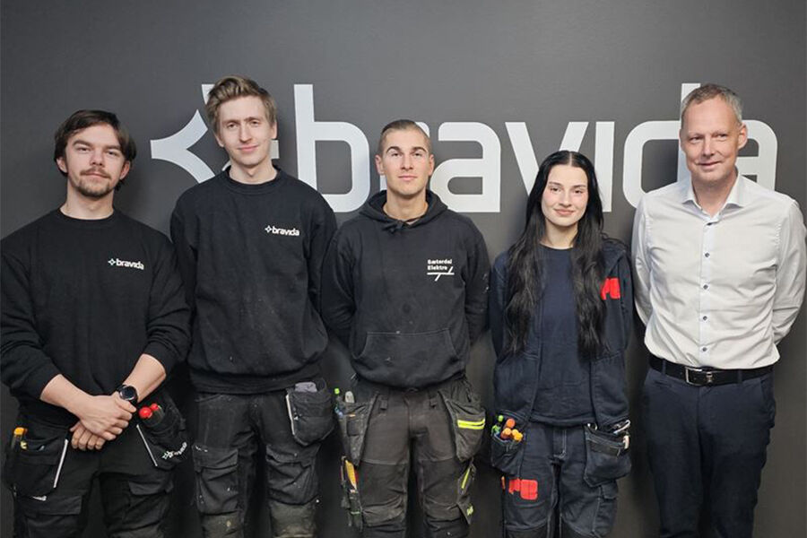 Montørene Sebastian Vetås (Bravida), Lukas Sperstad (Bravida) , Mark Slezin (tidligere Sæterdal Elektro), elektrolærling Sofie Sandal (tidligere Pettersson & Gjellesvik) og regiondirektør for Bravidas nyopprettede region Nordvestlandet, Roy Sætre har vært spente og gjort grundige forberedelser i lang tid før lørdagens fusjon. Foto: Bravida