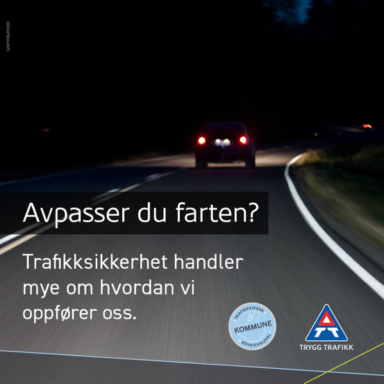 Bil sett bakfra på mørk landevei. Tekst Avpasser du farten? Trafikksikerhet handler mye om hvordan vi oppfører oss. Logo for Trygg trafikk og Trafikksikker kommune