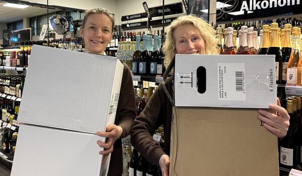 Butikkekspeditør Susanne Johansen (tv) og bestyrer Bente Fossnes har siden 15. mars hatt ekstra hektiske dager med flytting av hele polets varebeholdning over gata til de nye lokalene i Stokke Senter.