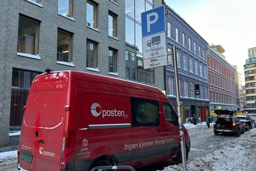 Det er ekstra viktig å få elektrifisert de mange varebilene som kjører ut og inn av byene. Det vil påvirke byluften i tillegg til at det gir betydelige kutt i klimautslippene. Her en av Posten elektriske varebiler parkert i Oslo sentrum. Foto: Karoline Haugland, Norsk elbilforening