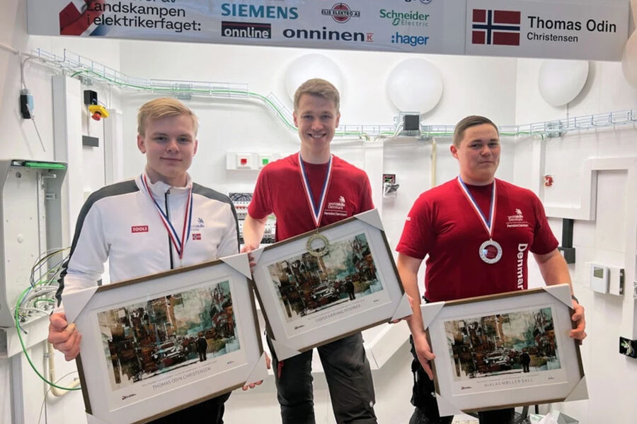 FORNØYDE: Det ble førsteplass på Kasper Kævang Pedersen fra Danmark (i midten) mens Thomas Christensen, Norge (til venstre) og Niklas Møller Dall, Danmark (til høyre) mottok Medal of Excellence.