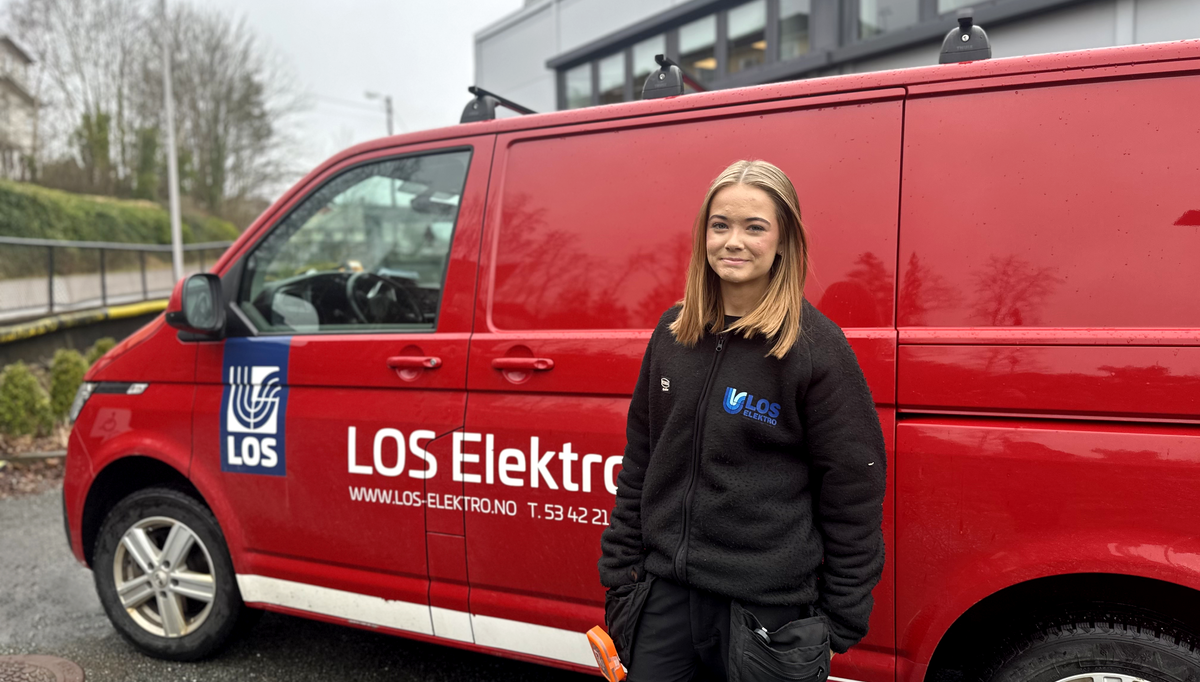 Førsteårslærling Helene Gjøsæter har funnet seg godt til rette hos LOS Elektro.  Foto: LOS Elektro