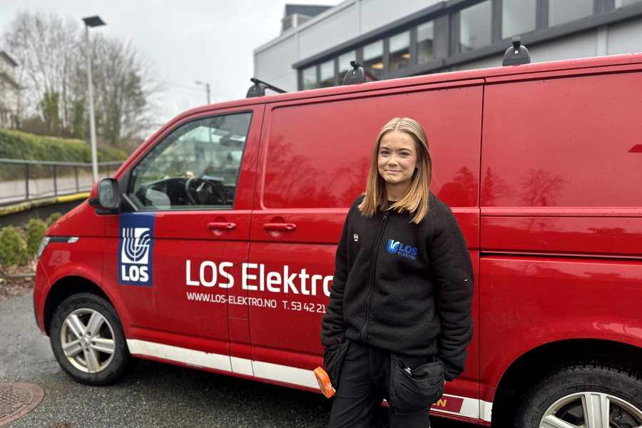 Førsteårslærling Helene Gjøsæter har funnet seg godt til rette hos LOS Elektro. Foto: LOS Elektro