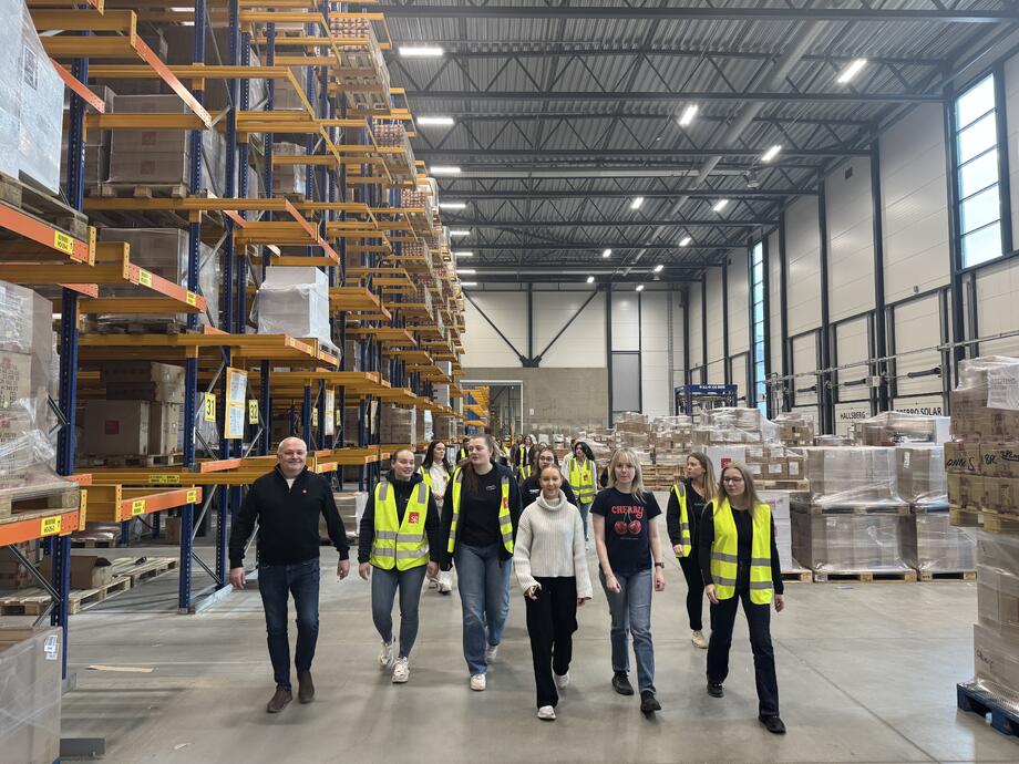 En av fire grupper på omvisning i hovedlageret til SG Armaturen.