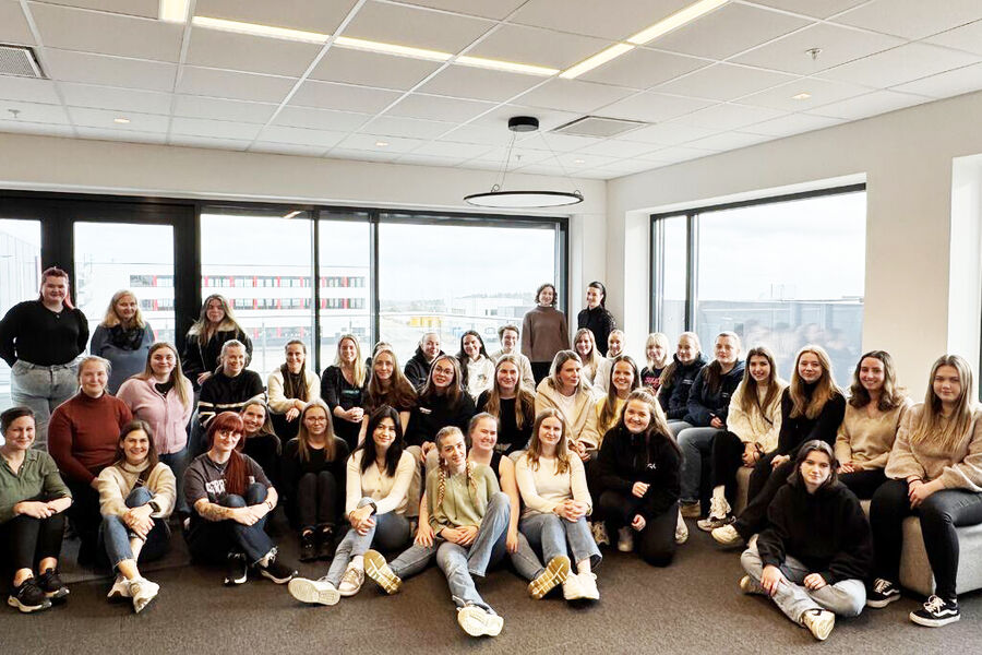 Mer enn 80 kvinner møttes til SG Armaturens treff i anledning kvinnedagen.