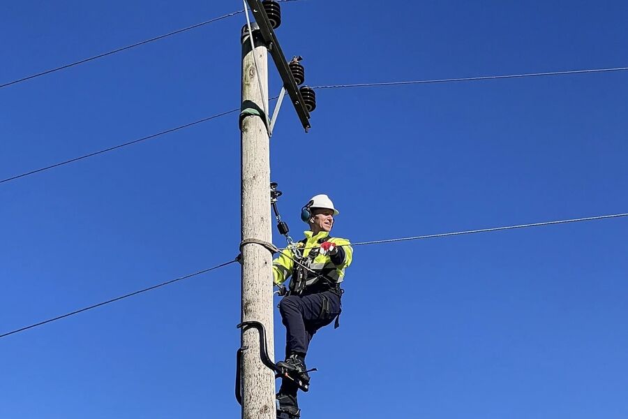 For første gang på 36 år prøvde Aasland klatreskoene igjen. Foto: Lnett