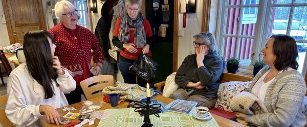 Justiskomiteens Ragnhild Male Hartviksen (th) kom for å høste kunnskap om bygdekvinnenes tradisjonsrike ferdigheter og kompetanse. Fra venstre Hartviksen datter, Ane, Kirsti Lund, prosjektleder Gro Johansen Hov og Hilde Skretteberg.