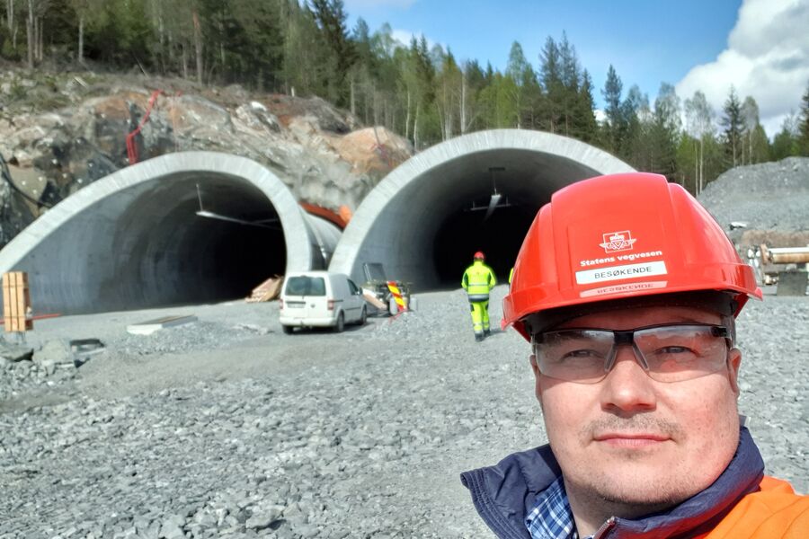 Lars-Ole Johnsen, fagansvarlig for elektro, ekom i Akershus fylkeskommune, gir skryt til sin arbeidsgiver for å ha tatt tak i utfordringene knyttet til samferdselselektro. – Men generelt sett er det fortsatt en betydelig anledning til forbedring i bransjen som kan forhindre forsinker og gir enorme merkostnader i samferdselsprosjekter. Det bør flere ta inn over seg! 