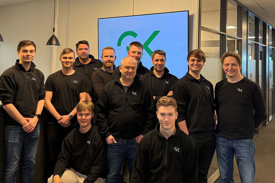 Nesten alle ansatte innen byggautomasjon i GK i Bodø. Fra venstre: Erlend Stuen, Teodor Høyforslett Bakklund, Finn Bjørnar Lillejord, Aleksander Fagermo, Magnar Karlsen, Martin Linchausen, Kay Lennart Øines, Martin Strand Ellingsen, Tore Pettersen. Foran: Jonas Nicholai Drags Isaksen og Steffen Andre Demmo Kristensen. Foto: GK