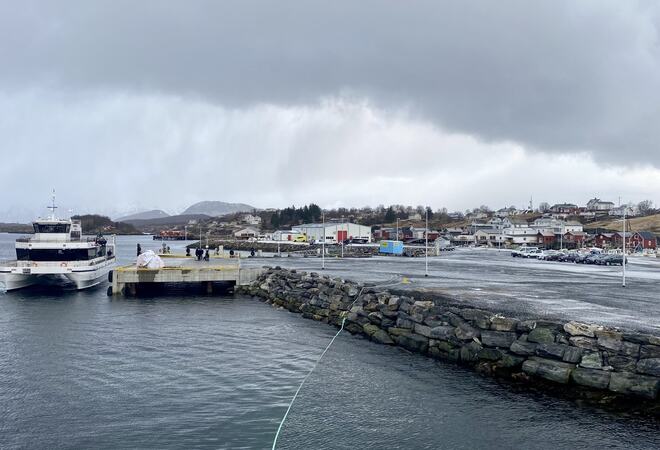 Bilde av hurtigbåten Bre, liggende ved industrikai på Sørarnøy.