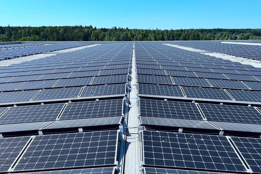 Foreløpig er det flest solcelleanlegg på hustak, men det er ikke de som bidrar med det meste av kraften.Foto: NVE / Mikal-André Tvedt