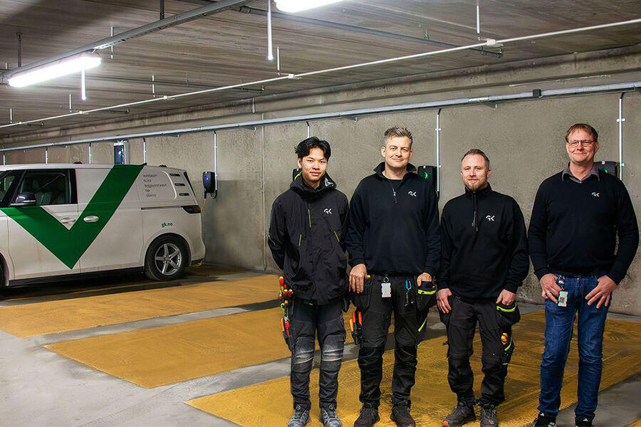 Fra venstre: Elektrolærling i GK Khanitin Westgård, elektriker og bas Fredrik Sørensen, elektriker Robin Markussen og prosjektleder Roar Rønning. Foto: GK.