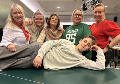 Alltid stor stas nå nye kommer med på revylaget i Stokke. Her er Theo Dahl (17) sammen med de fire som var med på urpremieren for 20 år siden: Fra venstre Kristine Salvesen, Heidi Mjøen Hoksrød, Inger-Lene Akselsen, Ellen Bergsted og Tove Anholt. Alle så nær som Heidi har vært på scenen i samtlige oppsetninger.