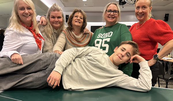 Alltid stor stas nå nye kommer med på revylaget i Stokke. Her er Theo Dahl (17) sammen med de fire som var med på urpremieren for 20 år siden: Fra venstre Kristine Salvesen, Heidi Mjøen Hoksrød, Inger-Lene Akselsen, Ellen Bergsted og Tove Anholt. Alle så nær som Heidi har vært på scenen i samtlige oppsetninger.
