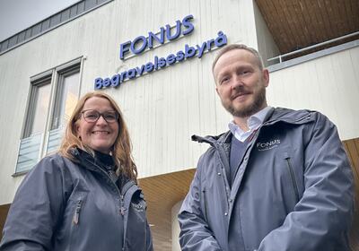 Hilde Haraldsen Tretteteig, teamleder for de tre Fonus-avdelingene  i Vestfold, har tatt «jobben» med seg hjem til Stokke. Det nye avdelingskontoret for Sandefjord er nemlig lagt til Lilletorget. Her er hun sammen med gravferdskonsulent John Sæle Vevle.