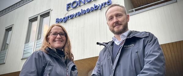 Hilde Haraldsen Tretteteig, teamleder for de tre Fonus-avdelingene  i Vestfold, har tatt «jobben» med seg hjem til Stokke. Det nye avdelingskontoret for Sandefjord er nemlig lagt til Lilletorget. Her er hun sammen med gravferdskonsulent John Sæle Vevle.