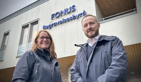 Hilde Haraldsen Tretteteig, teamleder for de tre Fonus-avdelingene  i Vestfold, har tatt «jobben» med seg hjem til Stokke. Det nye avdelingskontoret for Sandefjord er nemlig lagt til Lilletorget. Her er hun sammen med gravferdskonsulent John Sæle Vevle.