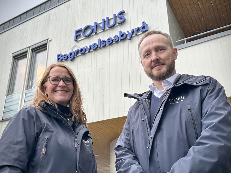 Hilde Haraldsen Tretteteig, teamleder for de tre Fonus-avdelingene  i Vestfold, har tatt «jobben» med seg hjem til Stokke. Det nye avdelingskontoret for Sandefjord er nemlig lagt til Lilletorget. Her er hun sammen med gravferdskonsulent John Sæle Vevle.