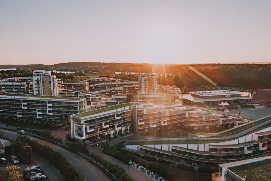 . Totalt skal 2700 armaturer byttes ut i fellesområder, ved utgangsdører og der folk oppholder seg. Foto: Øystein Vardal. 
