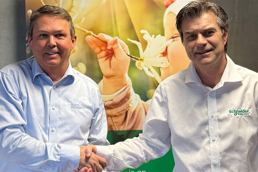 I bildet: Utfordringen er å sikre at nettselskaper får levert luftbaserte brytere i større kvanta på veldig kort tid. Det er viktig med et godt samarbeid for å få det til, sier Ivar Lifjeld, salgs og markedssjef i Møre Trafo (venstre) og Ronny Micaelsen i Schneider Electric Norge.