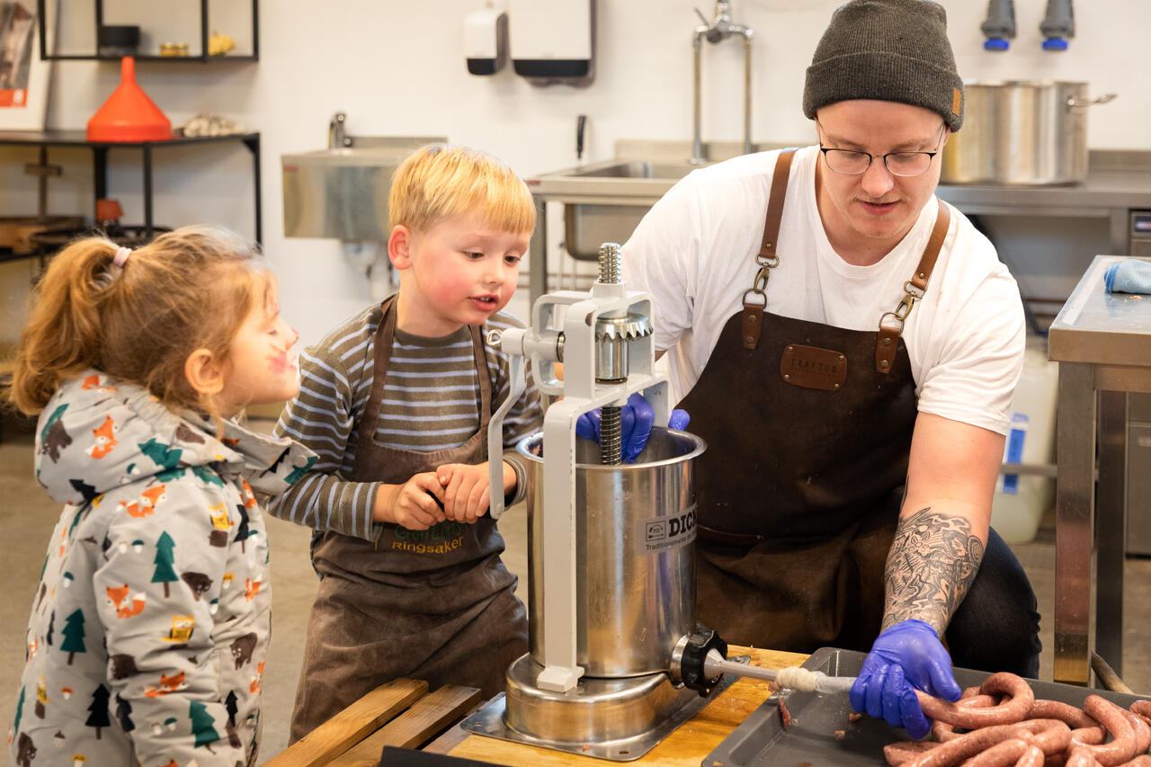 Pølsemaking på Geitmyra