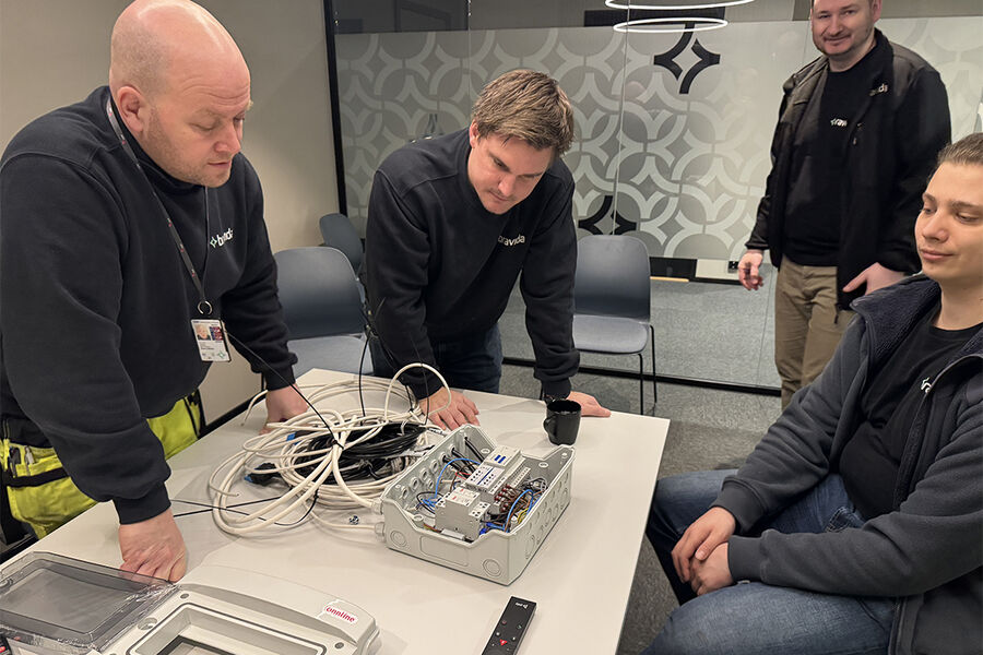 Jørgen Elseth, og Geir Thorstensen, avdelingsleder i Bravida Sandefjord Elektro Prosjekt, går gjennom installasjonen og styringsboksen med medarbeiderne i prosjektet. Foto: Bravida 