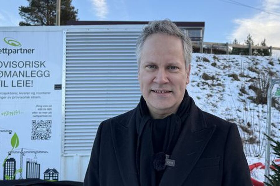 Samferdselsminister Jon-Ivar Nygård foran en av nettstasjonene som Statens vegvesen brukte i byggingen av ny miljøgate i Gran sentrum. Dette ble gjort tilnærmet utslippsfritt. Pilotprosjektet fikk midler i 2023, og fullført i 2024. Foto: Frøydis Tornøe, Samferdselsdepartementet