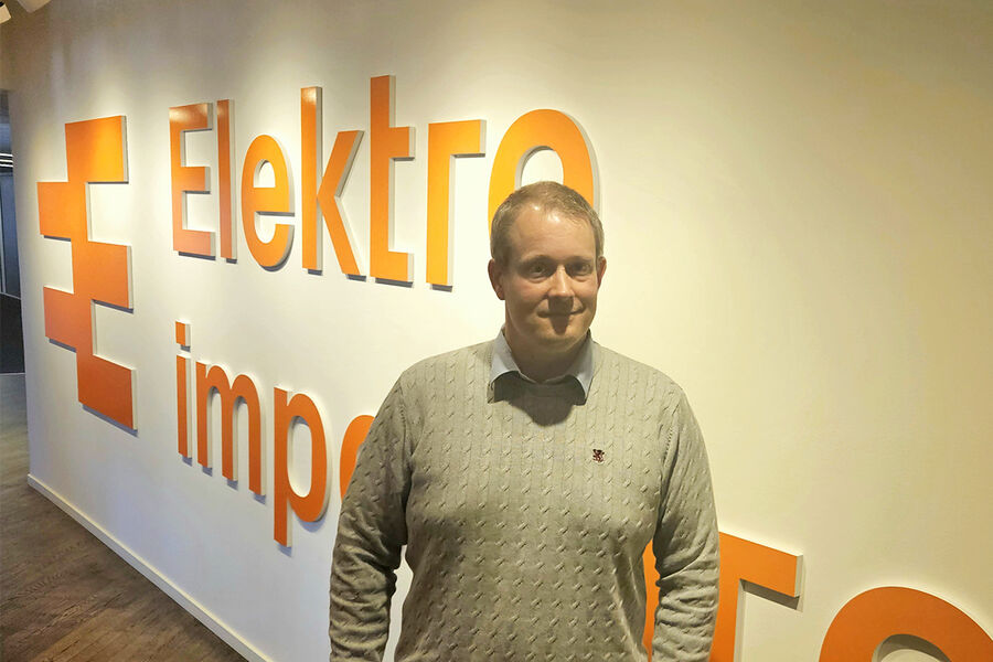 – Vi er derfor opptatt av at våre kunder både skal få produkter av høy kvalitet og gode råd i prosessen med å legge folien, sier kategoriansvarlig for belysning, varme og ventilasjon Jonas Stavran Aas i Namron. – Vi er derfor opptatt av at våre kunder både skal få produkter av høy kvalitet og gode råd i prosessen med å legge folien, sier kategoriansvarlig for belysning, varme og ventilasjon Jonas Stavran Aas i Namron.