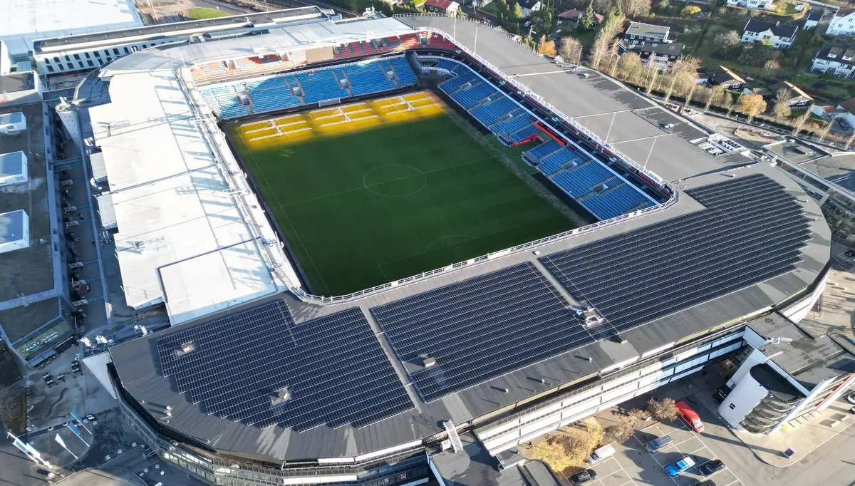 Vertikale solcellepaneler øker bærekraften på Norges Nasjonalstadion, og viser en innovativ tilnærming til integrering av fornybar energi. Foto: Over Easy Solar