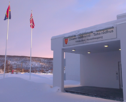 Flagg utenfor rådhuset