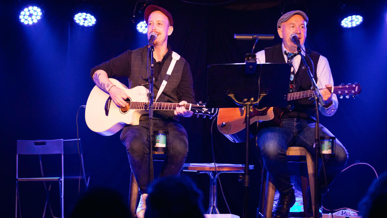 The Sixpence Brothers spiller i lavvoen