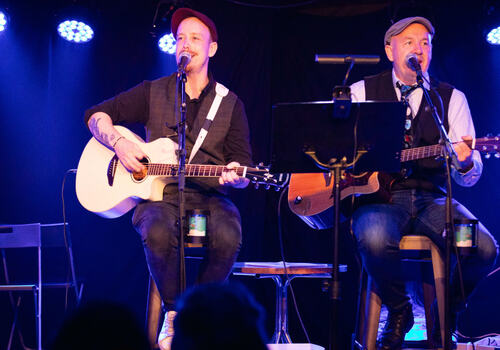The Sixpence Brothers spiller i lavvoen
