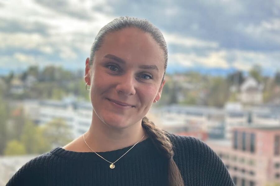 Thea Martine Samer er ansatt i NEKs avdeling for forretningsutvikling. Foto: NEK