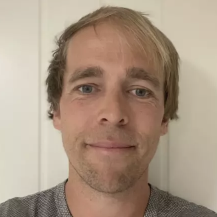 LÆRERPRIS: Karl Petter Fon vinner 50 000 kroner og et diplom. Pokalen er kun til illustrasjon i denne sammenhengen. Foto: Skjermdump fra Videnskaps-akademiets hjemmeside.