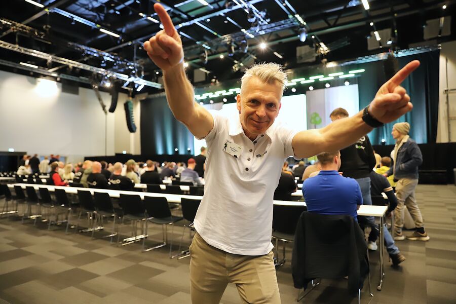 – Elektrikerne står for den praktiske verdiskapingen i bedriftene og har således en nøkkelrolle. Vi ønsker å heie på dem og sekundere dem for at de skal være mest mulig rustet til å møte framtidige krav og forventninger. I Elkonor har vi verktøyene som skal til for å lykkes, sier den alltid påkoblede Elkonor-sjefen Baard-Espen Hansen.