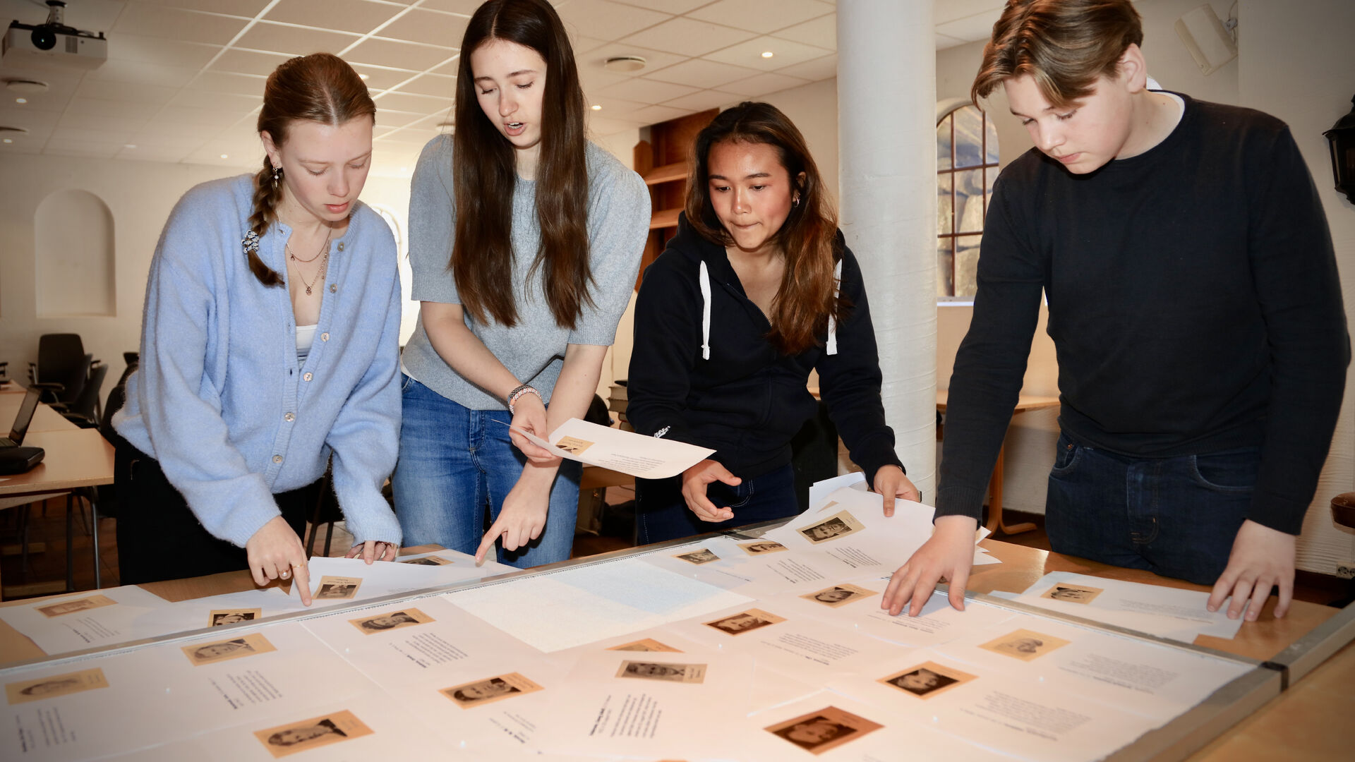 Martine Gravdal (tv), Henriette Haugan, Kwan Suksanit  og William Hynne Røe har gjort en stor jobb med å finne bilder av og opplysninger om krigens ofre i Stokke.