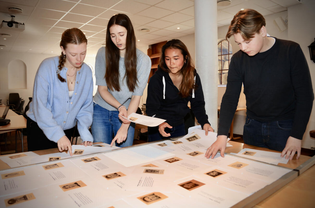 Martine Gravdal (tv), Henriette Haugan, Kwan Suksanit  og William Hynne Røe har gjort en stor jobb med å finne bilder av og opplysninger om krigens ofre i Stokke.