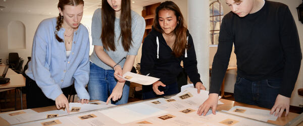 Martine Gravdal (tv), Henriette Haugan, Kwan Suksanit  og William Hynne Røe har gjort en stor jobb med å finne bilder av og opplysninger om krigens ofre i Stokke.