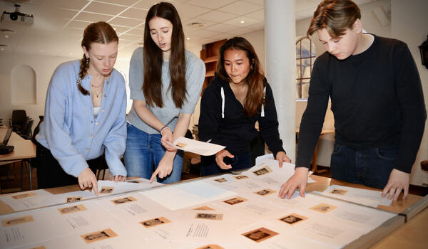 Martine Gravdal (tv), Henriette Haugan, Kwan Suksanit  og William Hynne Røe har gjort en stor jobb med å finne bilder av og opplysninger om krigens ofre i Stokke.