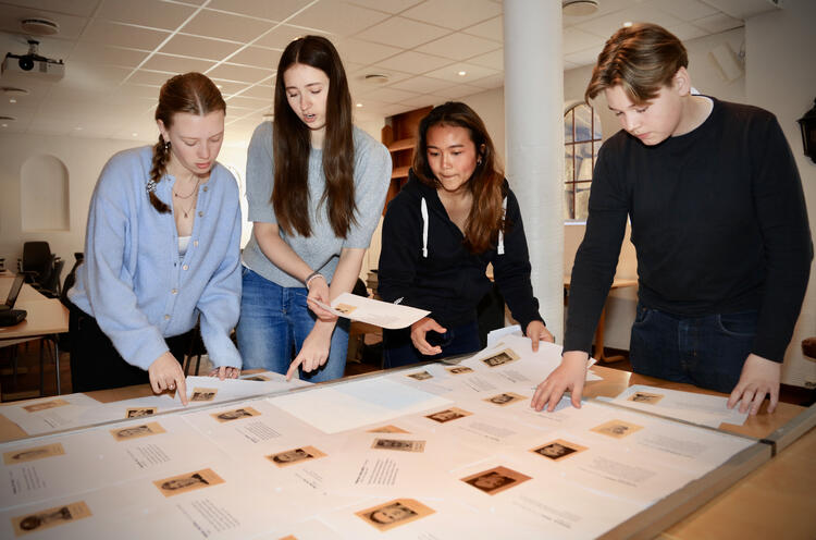 Martine Gravdal (tv), Henriette Haugan, Kwan Suksanit  og William Hynne Røe har gjort en stor jobb med å finne bilder av og opplysninger om krigens ofre i Stokke.