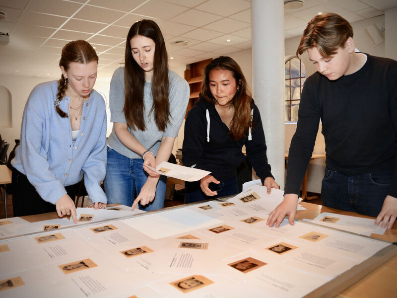 Martine Gravdal (tv), Henriette Haugan, Kwan Suksanit  og William Hynne Røe har gjort en stor jobb med å finne bilder av og opplysninger om krigens ofre i Stokke.