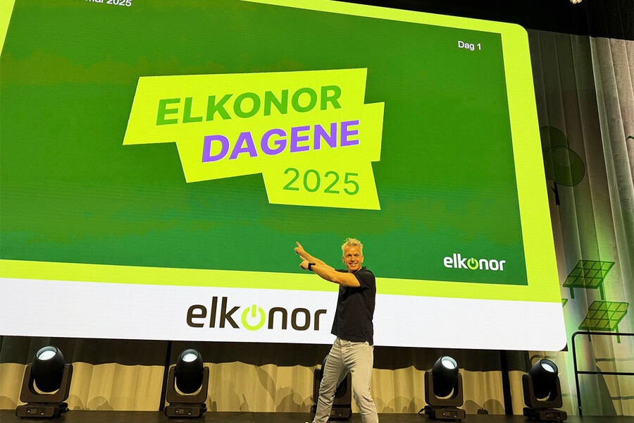 Det var høy lyd og stor jubel da Elkonors daglige leder Baard-Espen Hansen inntok scenen for å åpne årets Elkonordagene i kongresshallen til Thon Hotel Oslo Airport. Foto: Stig Grindahl