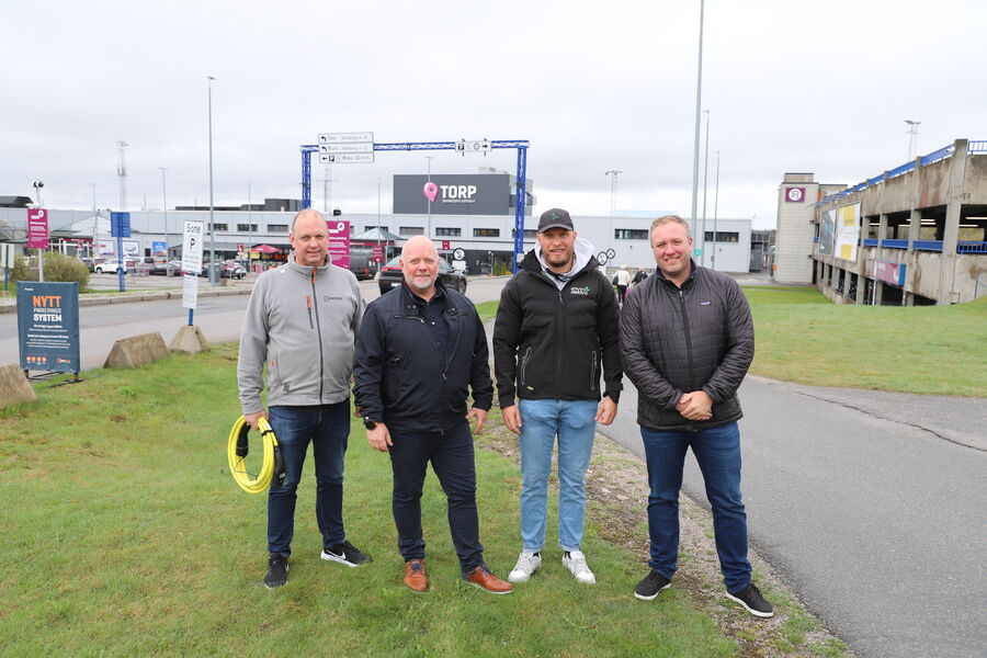 1) «Ladekameratene» på Torp Sandefjord Lufthavn: Fra venstre ser vi Oneparks regionsjef lufthavn Kurt Toft, COO Jørn Karlsen hos Garo, Enviro Elektros avdelingsleder for elbil Stian Lauritzen og Garos KAM Emobility Eirik Nielsen. 