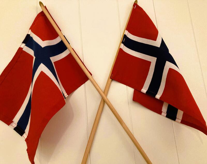 Bilde av to norske flagg