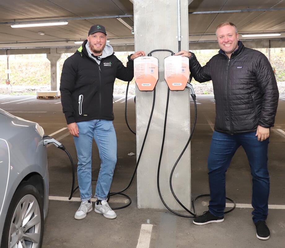 Stian Lauritzen (t.v.) og Eirik Nielsen kan fortelle om et svært godt og fruktbart samarbeid mellom Garo og Enviro Elektro.  – Vi fikk dette oppdraget i november i fjor, og måtte kaste oss rundt for å kunne ha det meste på plass innen nyttår, forteller Stian.